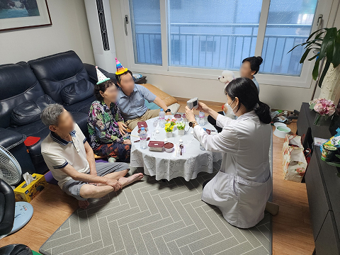 소원들어주기 이벤트: 한 가정의 구성원 4분과 함께 이벤트 도우미 한분이 이벤트를 진행하고 있는 모습